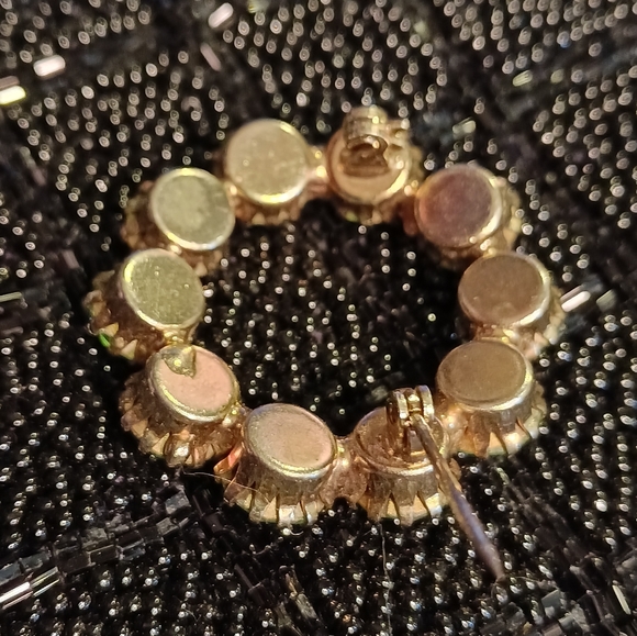 Vintage rhinestone 10 stone light green wreath shaped brooch. - Picture 9 of 13